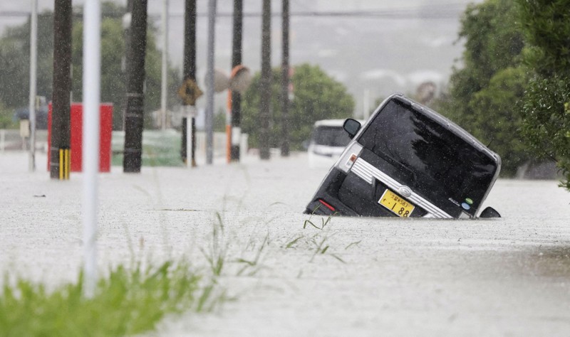 Banjir akibat hujan lebat landa Perfektur Fukuoka, Jepang, Senin (10/7/2023). Kyodo vis REUTERS Banjir akibat hujan lebat landa Perfektur Fukuoka, Jepang, Senin (10/7/2023). Kyodo vis REUTERS