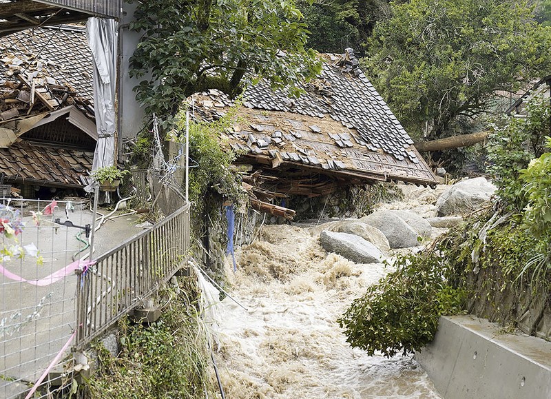 Banjir dan tanah longsor akibat hujan lebat landa Perfektur Saga, Jepang, Senin (10/7/2023). (Kyodo News via AP) Banjir dan tanah longsor akibat hujan lebat landa Perfektur Saga, Jepang, Senin (10/7/2023). (Kyodo News via AP)