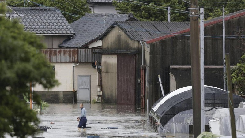 Banjir dan tanah longsor akibat hujan lebat landa Perfektur Saga, Jepang, Senin (10/7/2023). (Kyodo News via AP)