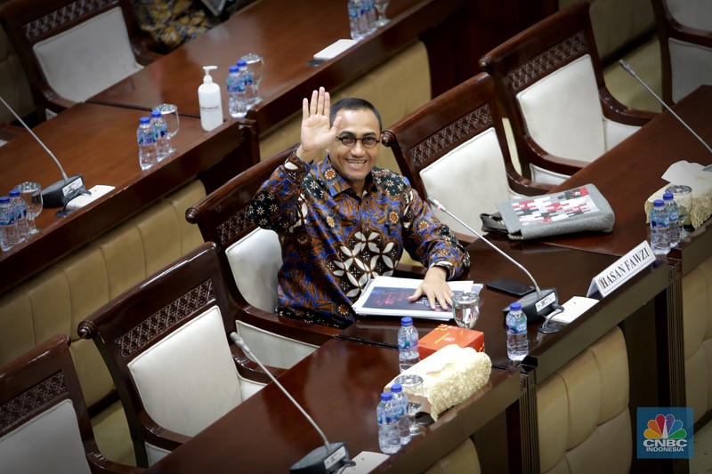 Calon anggota Dewan Komisioner Otoritas Jasa Keuangan (DK OJK) Hasan Fawzi menjalani uji kelayakan alias fit and proper test, Senin (10/7/2023). Calon anggota Dewan Komisioner Otoritas Jasa Keuangan (DK OJK) Hasan Fawzi menjalani uji kelayakan alias fit and proper test, Senin (10/7/2023). (CNBC Indonesia/Muhammad Sabki)