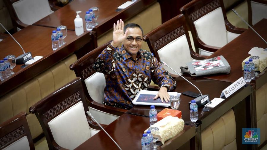Calon anggota Dewan Komisioner Otoritas Jasa Keuangan (DK OJK) Hasan Fawzi menjalani uji kelayakan alias fit and proper test, Senin (10/7/2023). (CNBC Indonesia/Muhammad Sabki)