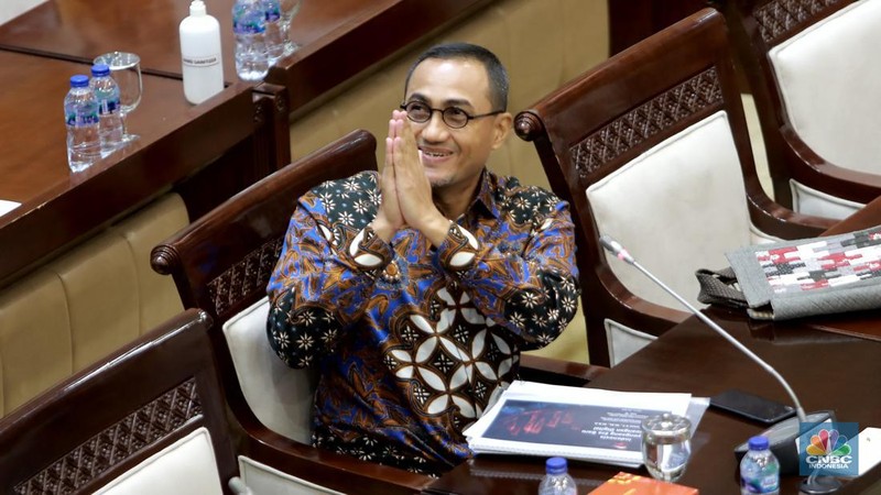 Calon anggota Dewan Komisioner Otoritas Jasa Keuangan (DK OJK) Hasan Fawzi menjalani uji kelayakan alias fit and proper test, Senin (10/7/2023). (CNBC Indonesia/Muhammad Sabki)