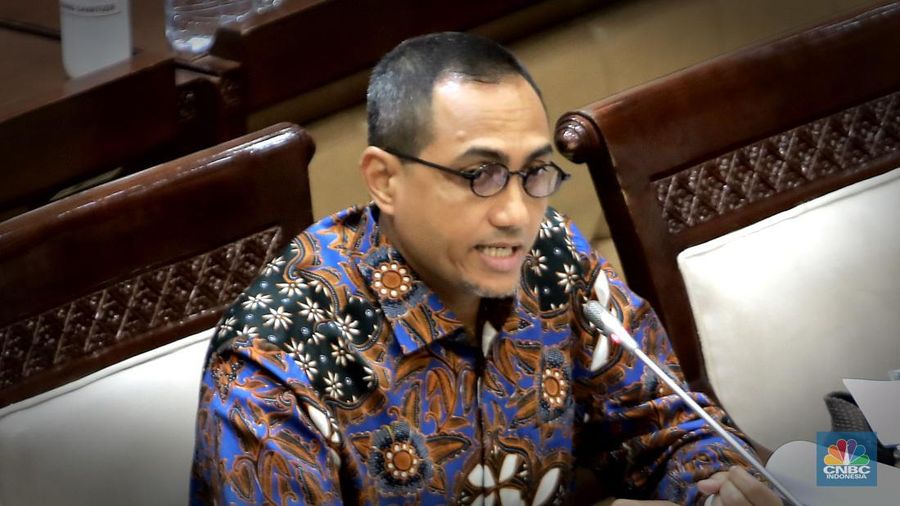 Hasan Fauzi saat fit and proper testcalon anggota Dewan Komisioner Otoritas Jasa Keuangan (DK OJK) di Gedung DPRI, Senin (10/7/2023). (CNBC Indonesia/Muhammad Sabki)