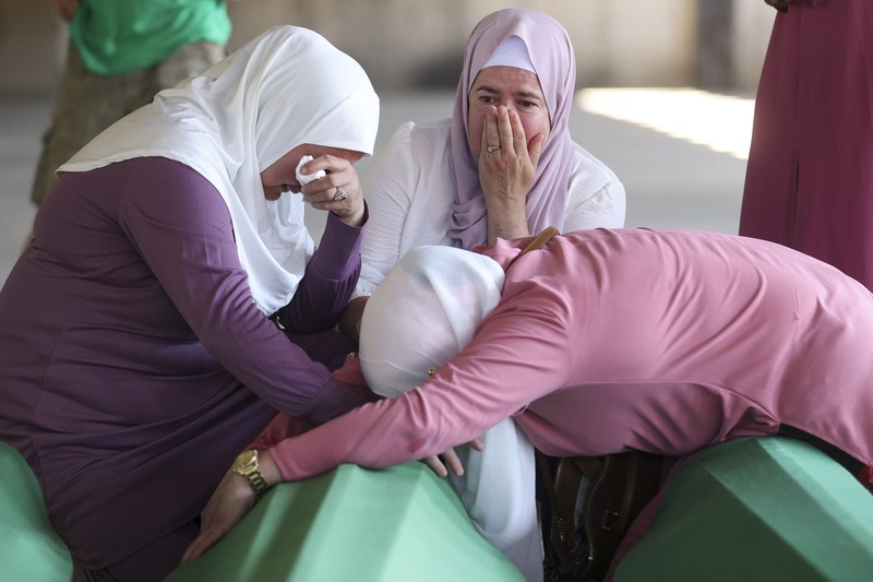 Jelang peringatan 28 tahun genosida Srebrenica 1995 di Potocari, Bosnia, Minggu (9/7/2023). (AP Photo/Armin Durgut)