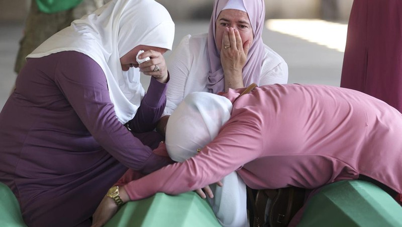 Jelang peringatan 28 tahun genosida Srebrenica 1995 di Potocari, Bosnia, Minggu (9/7/2023). (AP Photo/Armin Durgut)