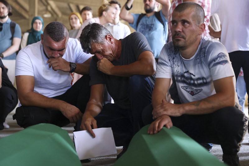 Jelang peringatan 28 tahun genosida Srebrenica 1995 di Potocari, Bosnia, Minggu (9/7/2023). Jelang peringatan 28 tahun genosida Srebrenica 1995 di Potocari, Bosnia, Minggu (9/7/2023). (AP Photo/Armin Durgut)