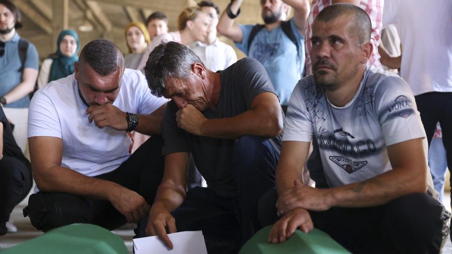 Jelang peringatan 28 tahun genosida Srebrenica 1995 di Potocari, Bosnia, Minggu (9/7/2023). (AP Photo/Armin Durgut)