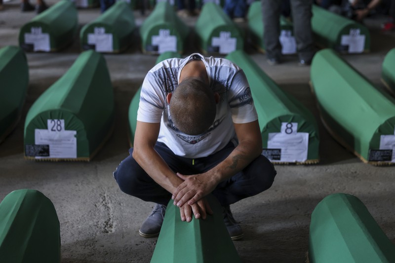 Jelang peringatan 28 tahun genosida Srebrenica 1995 di Potocari, Bosnia, Minggu (9/7/2023). Jelang peringatan 28 tahun genosida Srebrenica 1995 di Potocari, Bosnia, Minggu (9/7/2023). (AP Photo/Armin Durgut)