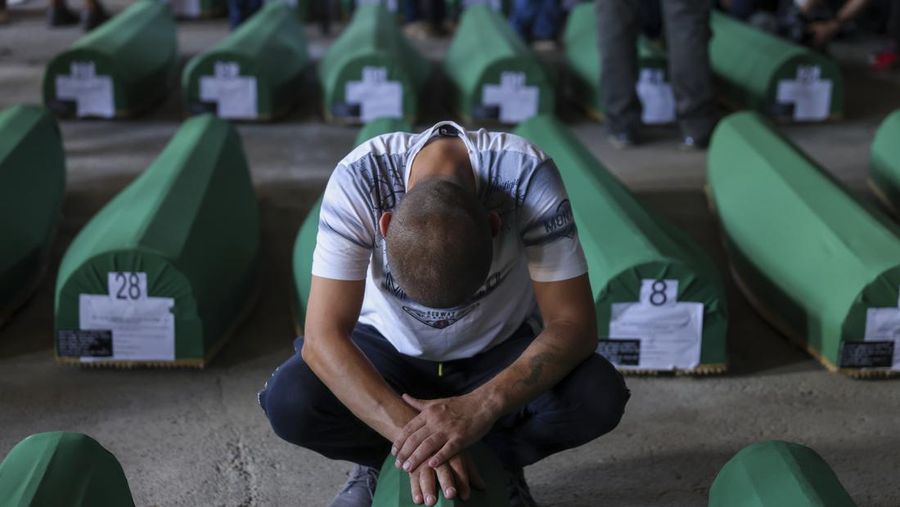 Jelang peringatan 28 tahun genosida Srebrenica 1995 di Potocari, Bosnia, Minggu (9/7/2023). (AP Photo/Armin Durgut)