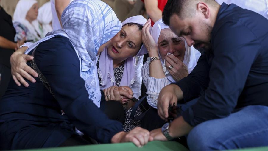 Jelang peringatan 28 tahun genosida Srebrenica 1995 di Potocari, Bosnia, Minggu (9/7/2023). (AP Photo/Armin Durgut)