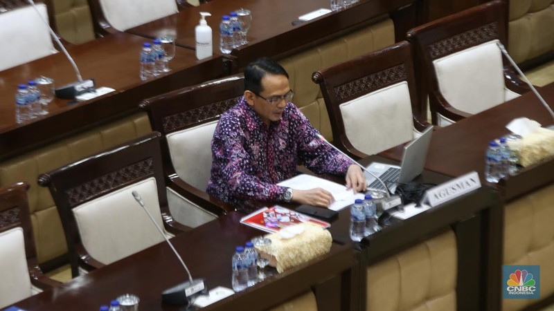 Calon anggota Dewan Komisioner Otoritas Jasa Keuangan (DK OJK) Hasan Fawzi menjalani uji kelayakan alias fit and proper test, Senin (10/7/2023). (CNBC Indonesia/Muhammad Sabki)