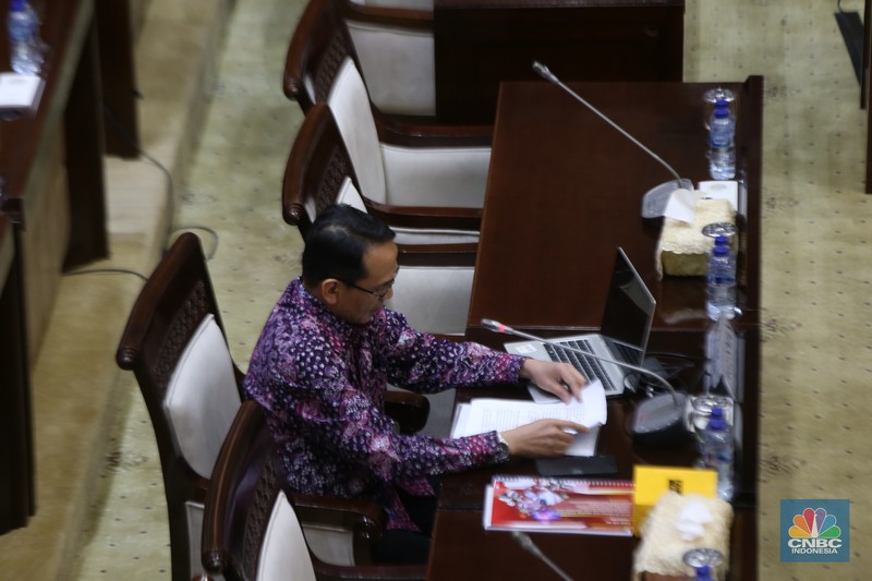 Calon anggota Dewan Komisioner Otoritas Jasa Keuangan (DK OJK) Hasan Fawzi menjalani uji kelayakan alias fit and proper test, Senin (10/7/2023). Calon anggota Dewan Komisioner Otoritas Jasa Keuangan (DK OJK) Hasan Fawzi menjalani uji kelayakan alias fit and proper test, Senin (10/7/2023). (CNBC Indonesia/Muhammad Sabki)
