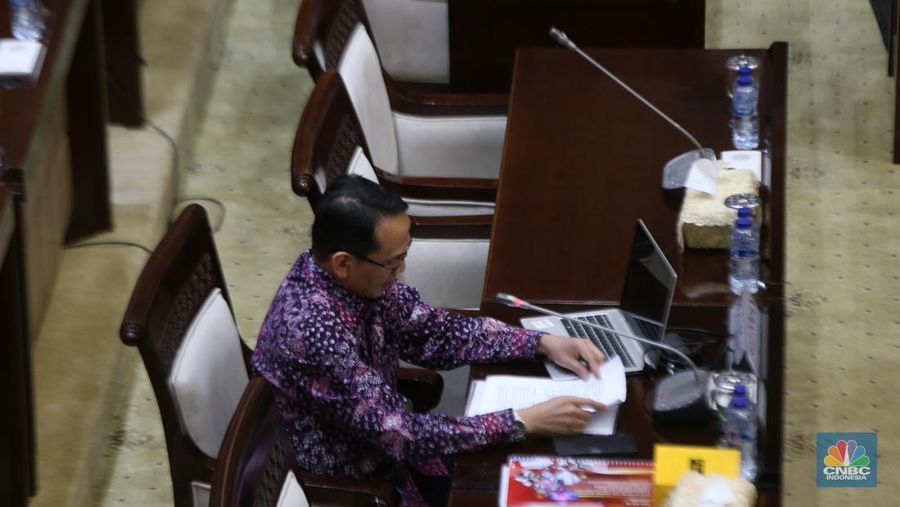 Calon anggota Dewan Komisioner Otoritas Jasa Keuangan (DK OJK) Hasan Fawzi menjalani uji kelayakan alias fit and proper test, Senin (10/7/2023). (CNBC Indonesia/Muhammad Sabki)
