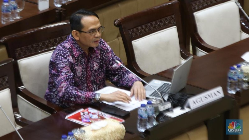 Calon anggota Dewan Komisioner Otoritas Jasa Keuangan (DK OJK) Hasan Fawzi menjalani uji kelayakan alias fit and proper test, Senin (10/7/2023). (CNBC Indonesia/Muhammad Sabki)
