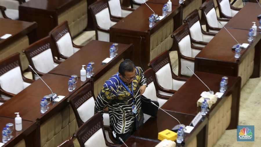 Kepala Pusat Kebijakan Sektor Keuangan (PKSK), Badan Keuangan Fiskal (BKF) Kementerian Keuangan (Kemenkeu) Adi Budiarso menjalani uji kepatutan dan kelayakan sebagai calon kepala eksekutif pengawas lembaga pembiayaan, perusahaan modal ventura, lembaga keuangan mikro, dan lembaga jasa keuangan lainnya OJK di Gedung DPR, Jakarta, Senin (10/7/2023). (CNBC Indonesia/Muhammad Sabki)