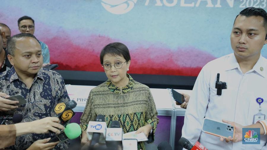 Menteri Luar Negeri Indonesia Retno Marsudi mengunjungi pressroom di Wisma 46 BNI, Jakarta, Senin (10/7/2023). Rangkaian Pertemuan ASEAN Ministerial Meeting/Post Ministerial Conference (AMM/PMC) digelar di Indonesia melalui Kementerian Luar Negeri (Kemlu). Rangkaian pertemuan dilakukan di Hotel Shangri-La Jakarta mulai 11-14 Juli 2023. (CNBC Indonesia/Tri Susilo)