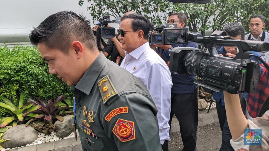 Menteri Pertahanan Prabowo Subianto dipanggil Presiden Joko Widodo ke Istana Kepresidenan, Selasa (10/7/2023). untuk memberikan laporan kepada Jokowi. (CNBC Indonesia/Emir Yanwardhana)