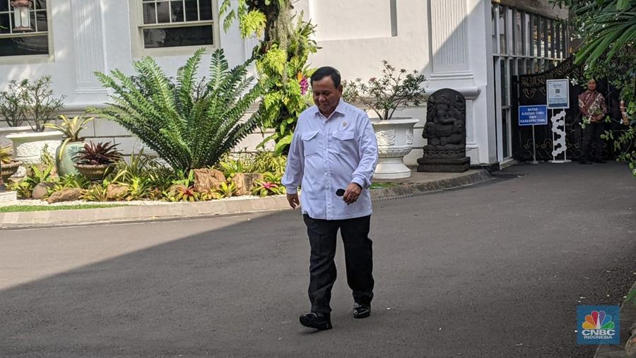 Menteri Pertahanan Prabowo Subianto dipanggil Presiden Joko Widodo ke Istana Kepresidenan, Selasa (10/7/2023). untuk memberikan laporan kepada Jokowi. (CNBC Indonesia/Emir Yanwardhana)