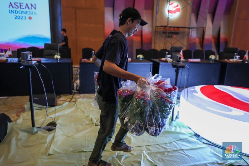 Pekerja mempersiapkan dekorasi ruang untuk ASEAN Ministerial Meeting - Post Ministerial Conference di Jakarta, Senin (10/7/2023). (CNBC Indonesia/Tri Susilo)