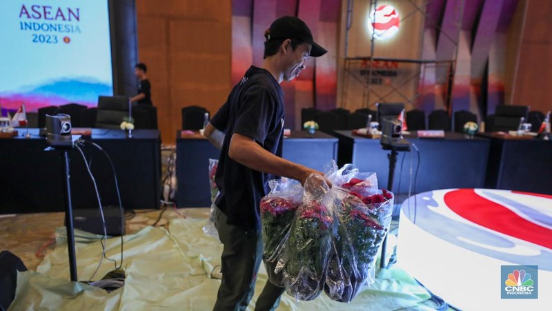 Pekerja mempersiapkan dekorasi ruang untuk ASEAN Ministerial Meeting - Post Ministerial Conference di Jakarta, Senin (10/7/2023). (CNBC Indonesia/Tri Susilo)