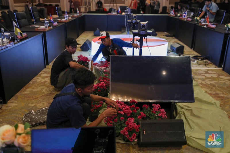 Pekerja mempersiapkan dekorasi ruang untuk ASEAN Ministerial Meeting - Post Ministerial Conference di Jakarta, Senin (10/7/2023). (CNBC Indonesia/Tri Susilo)