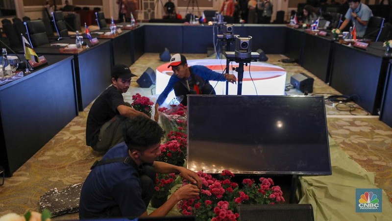 Pekerja mempersiapkan dekorasi ruang untuk ASEAN Ministerial Meeting - Post Ministerial Conference di Jakarta, Senin (10/7/2023). (CNBC Indonesia/Tri Susilo)
