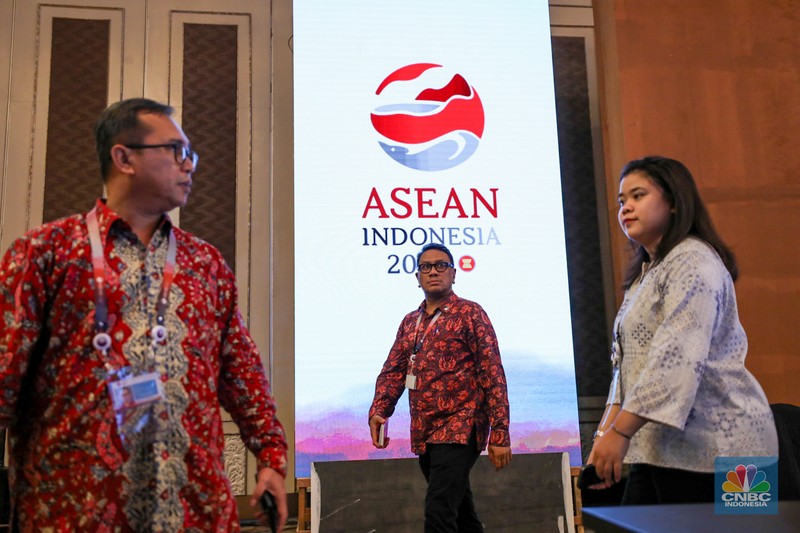 Pekerja mempersiapkan dekorasi ruang untuk ASEAN Ministerial Meeting - Post Ministerial Conference di Jakarta, Senin (10/7/2023). Pekerja mempersiapkan dekorasi ruang untuk ASEAN Ministerial Meeting - Post Ministerial Conference di Jakarta, Senin (10/7/2023). (CNBC Indonesia/Tri Susilo)