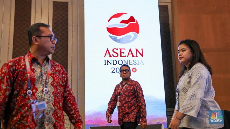 Pekerja mempersiapkan dekorasi ruang untuk ASEAN Ministerial Meeting - Post Ministerial Conference di Jakarta, Senin (10/7/2023). (CNBC Indonesia/Tri Susilo)