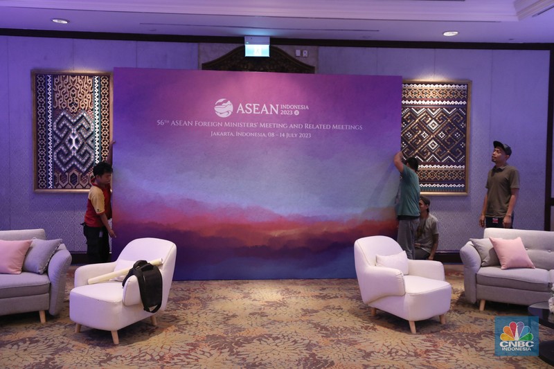 Pekerja mempersiapkan dekorasi ruang untuk ASEAN Ministerial Meeting - Post Ministerial Conference di Jakarta, Senin (10/7/2023). Pekerja mempersiapkan dekorasi ruang untuk ASEAN Ministerial Meeting - Post Ministerial Conference di Jakarta, Senin (10/7/2023). (CNBC Indonesia/Tri Susilo)