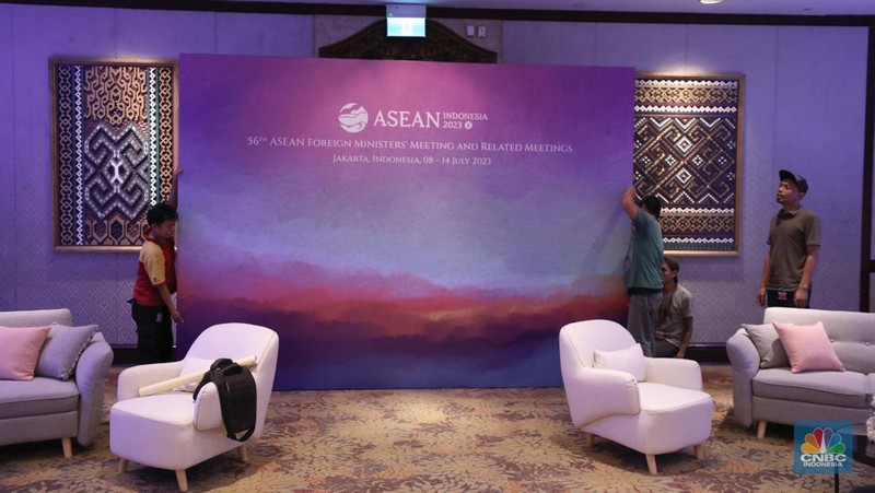 Pekerja mempersiapkan dekorasi ruang untuk ASEAN Ministerial Meeting - Post Ministerial Conference di Jakarta, Senin (10/7/2023). (CNBC Indonesia/Tri Susilo)