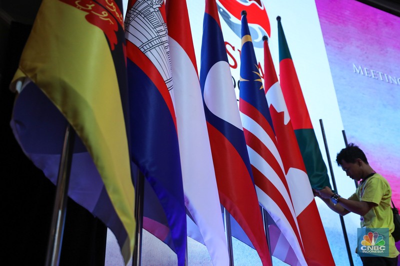 Pekerja mempersiapkan dekorasi ruang untuk ASEAN Ministerial Meeting - Post Ministerial Conference di Jakarta, Senin (10/7/2023). Pekerja mempersiapkan dekorasi ruang untuk ASEAN Ministerial Meeting - Post Ministerial Conference di Jakarta, Senin (10/7/2023). (CNBC Indonesia/Tri Susilo)