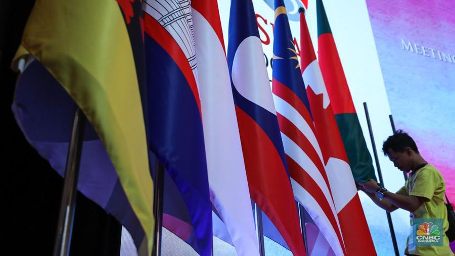 Pekerja mempersiapkan dekorasi ruang untuk ASEAN Ministerial Meeting - Post Ministerial Conference di Jakarta, Senin (10/7/2023). Pekerja mempersiapkan dekorasi ruang untuk ASEAN Ministerial Meeting - Post Ministerial Conference di Jakarta, Senin (10/7/2023). (CNBC Indonesia/Tri Susilo)
