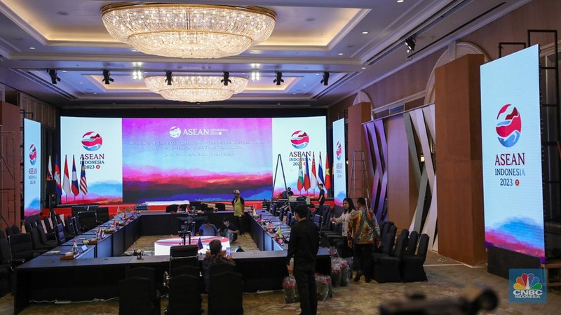 Pekerja mempersiapkan dekorasi ruang untuk ASEAN Ministerial Meeting - Post Ministerial Conference di Jakarta, Senin (10/7/2023). (CNBC Indonesia/Tri Susilo)