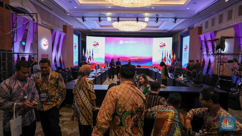 Pekerja mempersiapkan dekorasi ruang untuk ASEAN Ministerial Meeting - Post Ministerial Conference di Jakarta, Senin (10/7/2023). (CNBC Indonesia/Tri Susilo)