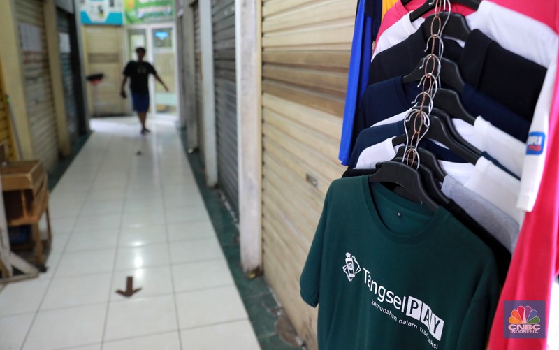 Pengunjung melintas dikawasan disalah satu kios di Pasar Santa, Jakarta, Senin (10/07/2023). Geliat ekonomi di pasar Santa yang dulunya populer di DKI Jakarta belum pulih sepenuhnya, salah satunya di Pasar Senen, Jakarta Pusat. (CNBC Indonesia/Muhammad Sabki)