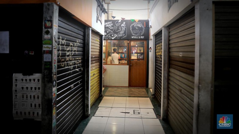 Pengunjung melintas dikawasan disalah satu kios di Pasar Santa, Jakarta, Senin (10/07/2023). Geliat ekonomi di pasar Santa yang dulunya populer di DKI Jakarta belum pulih sepenuhnya, salah satunya di Pasar Senen, Jakarta Pusat. (CNBC Indonesia/Muhammad Sabki)