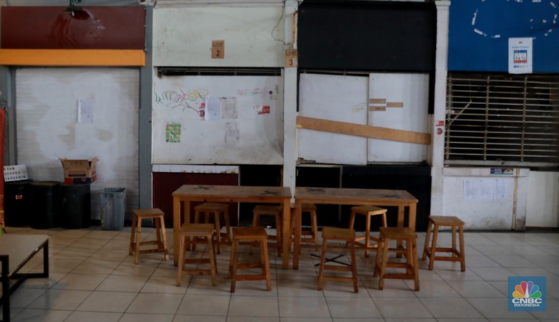 Pengunjung melintas dikawasan disalah satu kios di Pasar Santa, Jakarta, Senin (10/07/2023). Geliat ekonomi di pasar Santa yang dulunya populer di DKI Jakarta belum pulih sepenuhnya, salah satunya di Pasar Senen, Jakarta Pusat. (CNBC Indonesia/Muhammad Sabki)