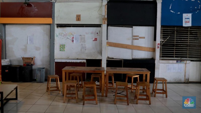 Pengunjung melintas dikawasan disalah satu kios di Pasar Santa, Jakarta, Senin (10/07/2023). Geliat ekonomi di pasar Santa yang dulunya populer di DKI Jakarta belum pulih sepenuhnya, salah satunya di Pasar Senen, Jakarta Pusat. (CNBC Indonesia/Muhammad Sabki)