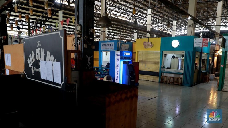 Pengunjung melintas dikawasan disalah satu kios di Pasar Santa, Jakarta, Senin (10/07/2023). Geliat ekonomi di pasar Santa yang dulunya populer di DKI Jakarta belum pulih sepenuhnya, salah satunya di Pasar Senen, Jakarta Pusat. (CNBC Indonesia/Muhammad Sabki)