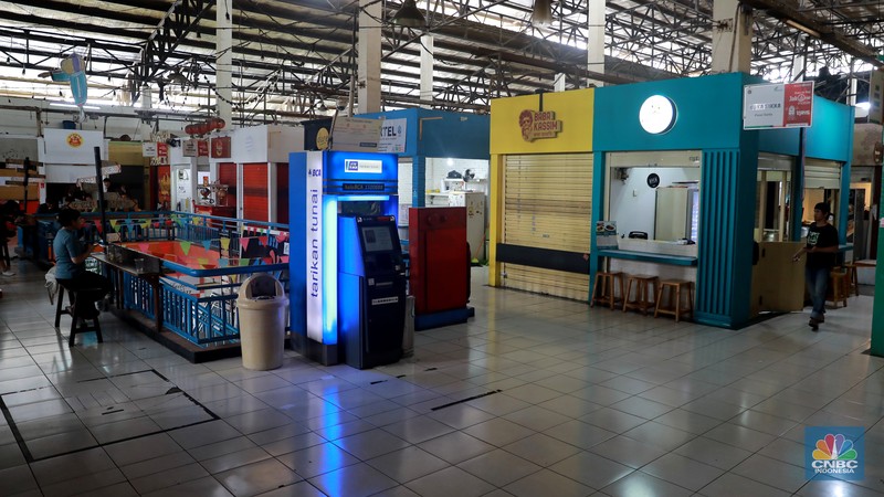 Pengunjung melintas dikawasan disalah satu kios di Pasar Santa, Jakarta, Senin (10/07/2023). Geliat ekonomi di pasar Santa yang dulunya populer di DKI Jakarta belum pulih sepenuhnya, salah satunya di Pasar Senen, Jakarta Pusat. (CNBC Indonesia/Muhammad Sabki)