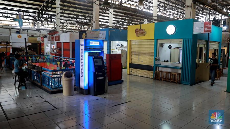 Pengunjung melintas dikawasan disalah satu kios di Pasar Santa, Jakarta, Senin (10/07/2023). Geliat ekonomi di pasar Santa yang dulunya populer di DKI Jakarta belum pulih sepenuhnya, salah satunya di Pasar Senen, Jakarta Pusat. (CNBC Indonesia/Muhammad Sabki)