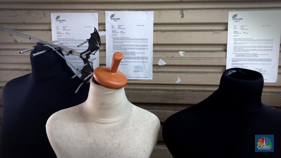 Pengunjung melintas dikawasan disalah satu kios di Pasar Santa, Jakarta, Senin (10/07/2023). Geliat ekonomi di pasar Santa yang dulunya populer di DKI Jakarta belum pulih sepenuhnya, salah satunya di Pasar Senen, Jakarta Pusat. (CNBC Indonesia/Muhammad Sabki)