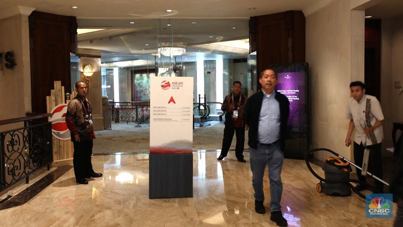 Petugas keamanan memeriksa kendaraan pribadi milik pengunjung di hotel Shangri-La, Jakarta, Senin (10/7/2023). (CNBC Indonesia/Tri Susilo)