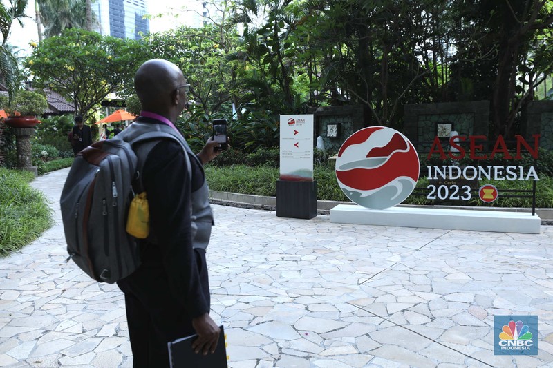 Petugas keamanan memeriksa kendaraan pribadi milik pengunjung di hotel Shangri-La, Jakarta, Senin (10/7/2023). Petugas keamanan memeriksa kendaraan pribadi milik pengunjung di hotel Shangri-La, Jakarta, Senin (10/7/2023). (CNBC Indonesia/Tri Susilo)