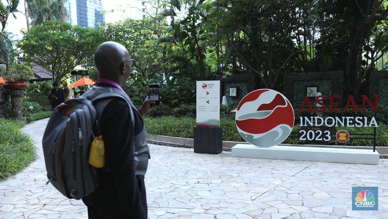 Petugas keamanan memeriksa kendaraan pribadi milik pengunjung di hotel Shangri-La, Jakarta, Senin (10/7/2023). (CNBC Indonesia/Tri Susilo)