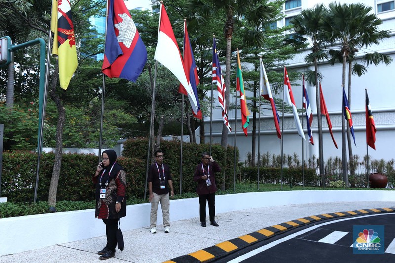 Petugas keamanan memeriksa kendaraan pribadi milik pengunjung di hotel Shangri-La, Jakarta, Senin (10/7/2023). (CNBC Indonesia/Tri Susilo)