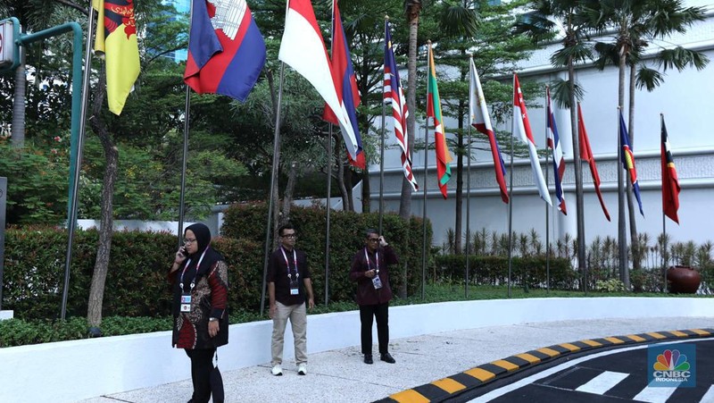 Petugas keamanan memeriksa kendaraan pribadi milik pengunjung di hotel Shangri-La, Jakarta, Senin (10/7/2023). (CNBC Indonesia/Tri Susilo)
