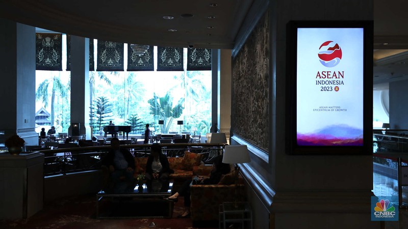 Petugas keamanan memeriksa kendaraan pribadi milik pengunjung di hotel Shangri-La, Jakarta, Senin (10/7/2023). Petugas keamanan memeriksa kendaraan pribadi milik pengunjung di hotel Shangri-La, Jakarta, Senin (10/7/2023). (CNBC Indonesia/Tri Susilo)