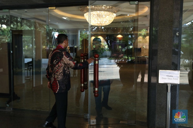 Petugas keamanan memeriksa kendaraan pribadi milik pengunjung di hotel Shangri-La, Jakarta, Senin (10/7/2023). Petugas keamanan memeriksa kendaraan pribadi milik pengunjung di hotel Shangri-La, Jakarta, Senin (10/7/2023). (CNBC Indonesia/Tri Susilo)