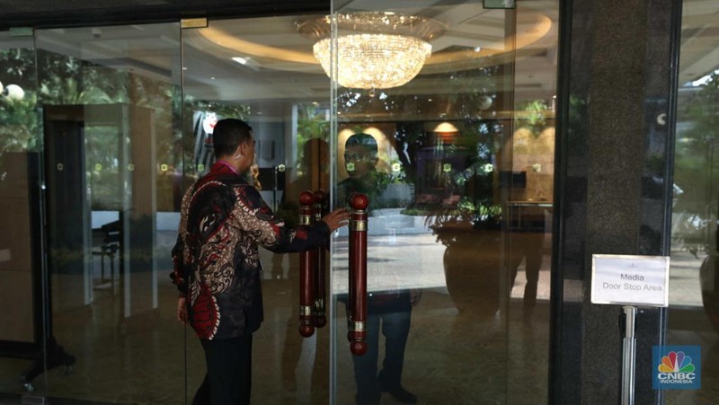 Petugas keamanan memeriksa kendaraan pribadi milik pengunjung di hotel Shangri-La, Jakarta, Senin (10/7/2023). (CNBC Indonesia/Tri Susilo)